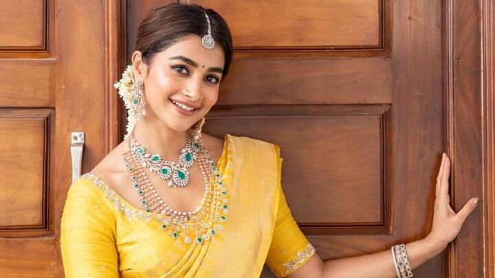 Pooja Hegde:పూజా హెగ్డే పెళ్లి సంబరాల్లో  మునిగితేలుతుంది. తాజాగా మంగళోరియన్‌ వెడ్డింగ్‌ అంటూ సంప్రదాయ చీరకట్టులో మెరిసింది. ఎల్లో కలర్‌ చీరలో  ముస్తాబైంది. mangiWedding అనే హ్యాష్ ట్యాగ్ జతచేసింది.