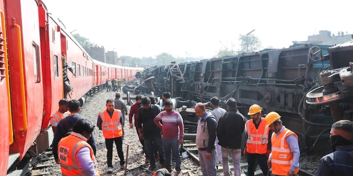 Delhi Train derailed News: सराय रोहिल्ला रेलवे स्टेशन के जखीरा फलाईओवर के पास शनिवार को एक मालगाड़ी के दस डिब्बे पटरी से उतर गए. इस हादसे में एक कूड़ा बीनने वाले की मौत हो गई. जानें आगे और क्या हुआ?
