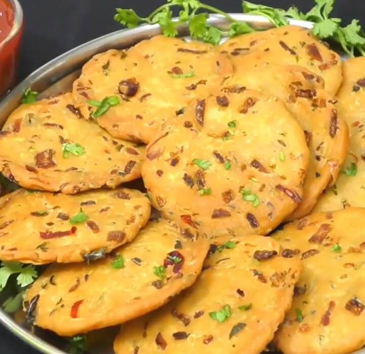 தேவையான பொருட்கள் : அரிசி மாவு - 1 கப், மைதா - 1/2 கப், ரவை - 1/2 கப், உப்பு, மிளகாய் தூள் - 1 தேக்கரண்டி, வெங்காயம் - 1 நறுக்கியது, பச்சை மிளகாய் - 2 நறுக்கியது, இஞ்சி - 1 துண்டு நறுக்கியது, கறிவேப்பிலை நறுக்கியது, கொத்தமல்லி இலை நறுக்கியது, சூடான எண்ணெய் - 1 மேசைக்கரண்டி, எண்ணெய் - பொரிப்பதற்கு.