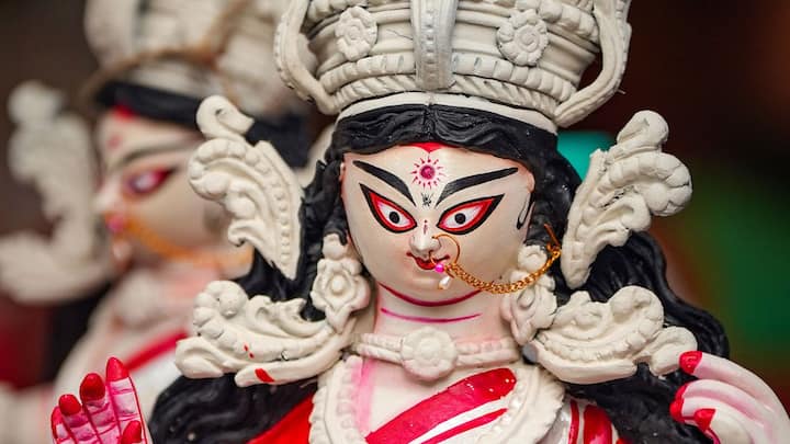 সরস্বতী পুজো উপলক্ষ্যে শিশুদের হাতেখড়ির জন্য অনেকেই এই সরস্বতী পুজোর দিনটিকে বেছে নিয়ে থাকেন।