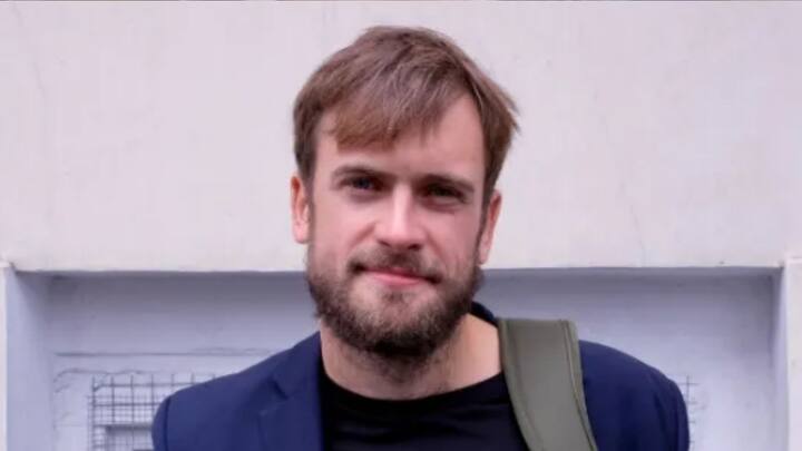 পিয়োত্র ভার্জিলভ: রাশিয়ায় প্রতিবাদী সংগঠনের প্রতিষ্ঠা করেন পিয়োত্র ভার্জিলভ। ২০১৮ সালে হঠাৎই অসুস্থ হয়ে পড়েন তিনি। কোনও রকমে বার্লিন পালিয়ে যান। সেখানে চিকিৎসকরা জানান, তাঁর উপর বিষপ্রয়োগ হয়ে থাকতে পারে। পরে সেরে ওঠেন পিয়োত্র। ২০১৮ সালের গোড়ার দিকে মস্কোয় ফুটবল বিশ্বকাপ চলাকালীন মাঠে ঢুকে পড়েছিলেন পিয়োত্র। পুলিশি নৃশংসতা নিয়ে সেখানে বেশ কয়েক জনের সঙ্গে মিলে ক্রেমলিনের বিরুদ্ধে প্রতিবাদ জানান। বিষক্রিয়ার নেপথ্যে ক্রেমলিনের হাত থাকতে পারে বলে দাবি ওঠে। -ফাইল চিত্র।