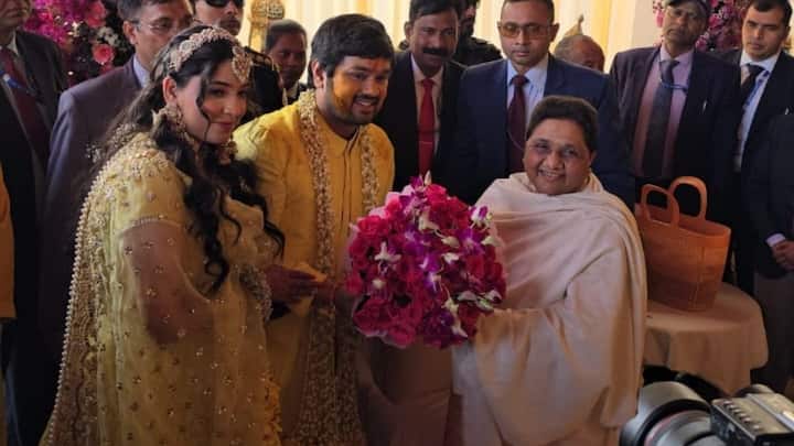 बसपा विधायक उमाशंकर सिंह के बेटे प्रिंस युकेश सिंह के शुभ विवाह के अवसर पर बहुजन समाज पार्टी की राष्ट्रीय अध्यक्ष एवं पूर्व मुख्यमंत्री मायावती पहुंचीं