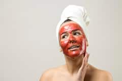 महंगे से महंगे ब्यूटी प्रोडक्ट का काम करेगा टमाटर, बस आपको इन-इन चीजों के साथ लगाना है