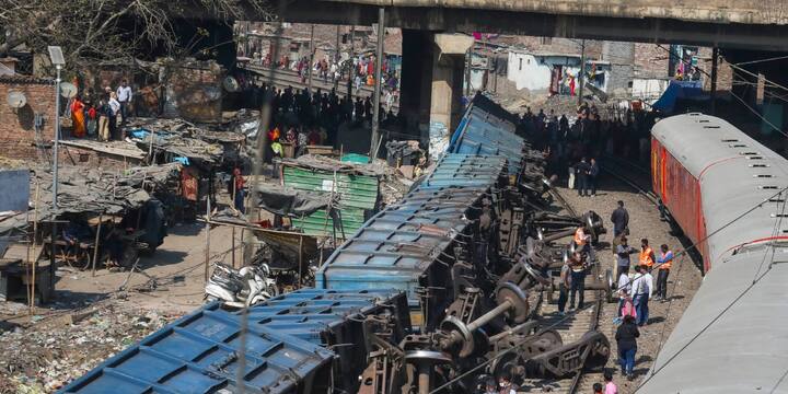 पुलिस अफसर ने बताया कि भीड़ को नियंत्रित करने और कानून एवं व्यवस्था की स्थिति बनाए रखने के लिए स्थानीय पुलिस के कर्मचारी भी मौके मौजूद हैं.