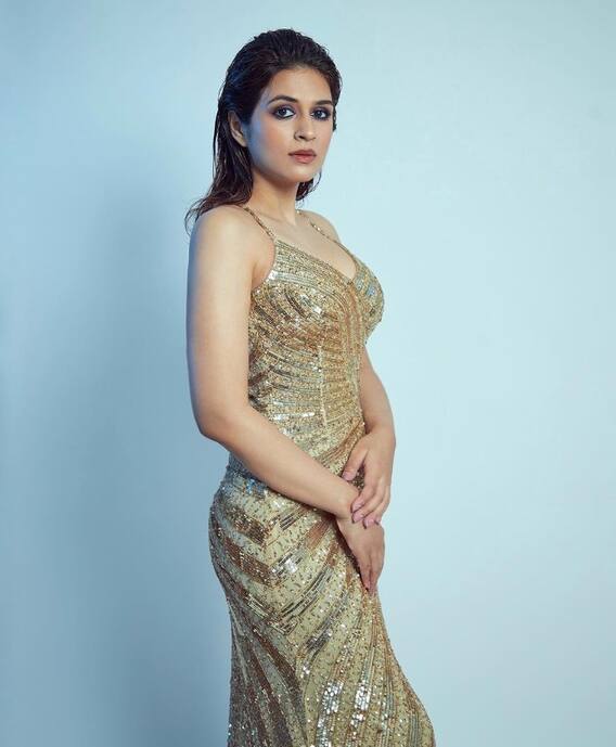 સ્લીવલેસ ગાઉનમાં શ્રદ્ધા દાસનો કેમેરા સામે બૉલ્ડ લૂક