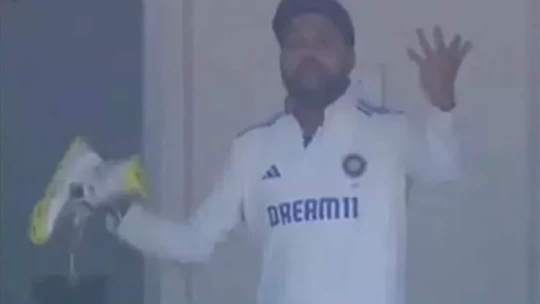 Rohit Sharma Sends Back Yashasvi Jaiswal Sarfaraz Khan To Bat Amid Declaration Confusion Viral Video IND vs ENG 3rd Test Rohit Sharma Sends Back Yashasvi Jaiswal, Sarfaraz Khan To Bat Amid Declaration Confusion- WATCH