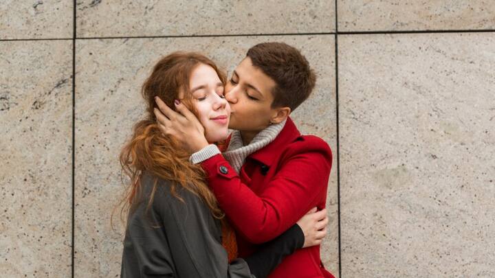 लेकिन आपको बाहर के पल को भी साथ में बिताने जाना चाहिए. नहीं तो जब आप वापस जाएगें तो सिर्फ होटल की यादें रहेगी.