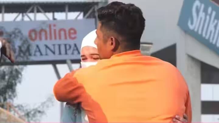 રોમાના ઝહૂર કાશ્મીરના શૉપિયા જિલ્લાની રહેવાસી છે. રિપોર્ટ્સ અનુસાર, રોમાના B.sc સ્ટૂડન્ટ છે. રિપોર્ટ્સ અનુસાર, સરફરાઝની બહેન પણ તે કોલેજમાં અભ્યાસ કરે છે જ્યાં રોમાના દિલ્હીમાં અભ્યાસ કરે છે અને બંને વચ્ચે સારી મિત્રતા છે.