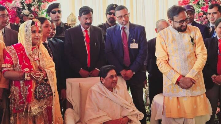 बसपा चीफ मायावती ने उमाशंकर सिंह के बेटे एवं बहू दोनों को आर्शीवाद दिया