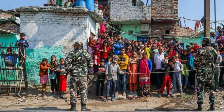 मालगाड़ी में लोहे की शीट के रोल लदे थे जो मुंबई से चंडीगढ़ की ओर जा रही थी. पुलिस अधिकारी के मुताबिक फोरेंसिक विशेषज्ञ के साथ सचल अपराध दस्ते को भी बुलाया गया है, जो घटनास्थल का निरीक्षण कर रहे हैं.