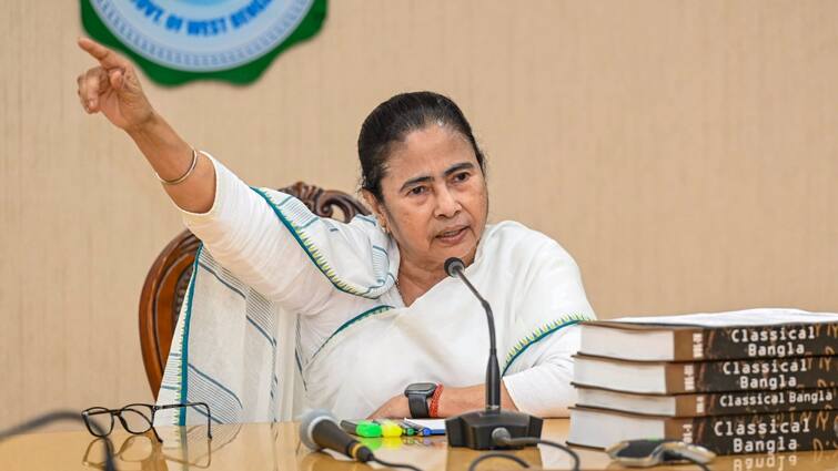 Mamata Banerjee allegation BJP led central government deactivated Aadhaar card of people before lok sabha election 2024 'लोकसभा चुनाव से पहले केंद्र सरकार बंद करवा रही लोगों के आधार कार्ड', ममता बनर्जी ने लगाया आरोप