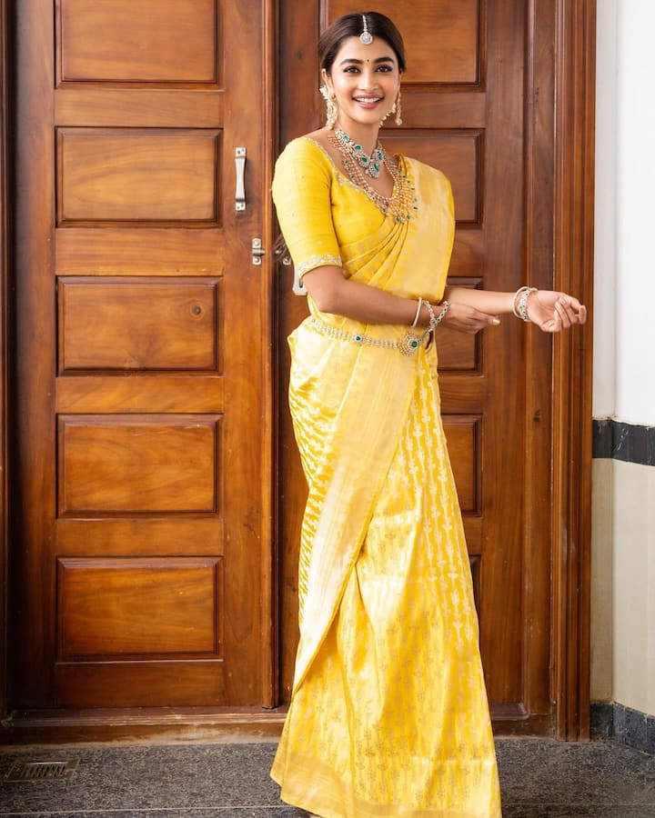மஞ்சள் நிற பட்டுப்புடவையில் அவர் அங்கே எடுத்து கொண்ட சில புகைப்படங்களை தனது இன்ஸ்டா பக்கத்தில் பகிர்ந்துள்ளார் பூஜா.