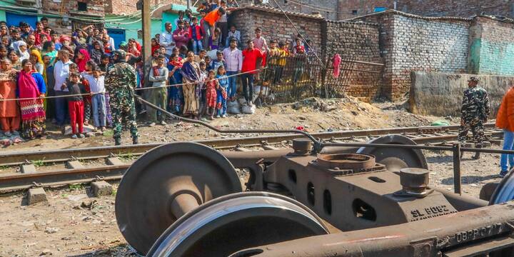 कानून एवं व्यवस्था सामान्य है. रेलवे की प्रक्रियाओं और बचाव अभियान के बाद पटरी पर ट्रेन परिचालन फिर से शुरू किया जाएगा.