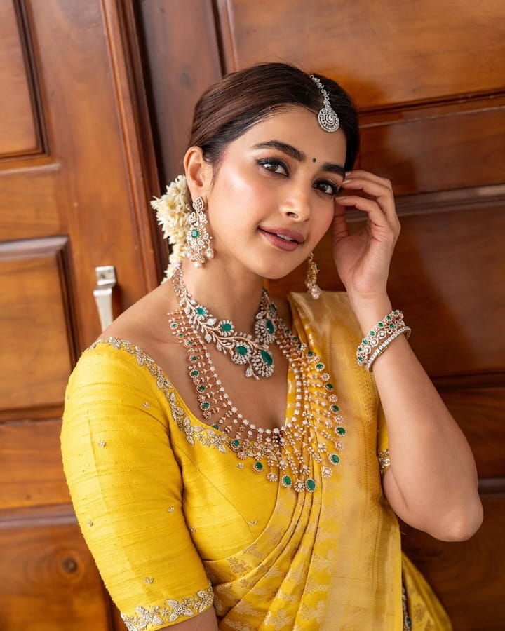 மாடலாக தன் வாழ்க்கையை தொடங்கிய பூஜா ஹெக்டே, மிஷ்கின் இயக்கத்தில் உருவான முகமுடி படத்தில் ஜீவாவிற்கு ஹீரோயினாக நடித்து சினிமா உலகில் அறிமுகமானார்.