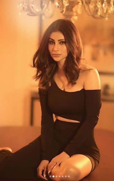 ਮੌਨੀ ਰਾਏ ਨੇ ਬਲੈਕ ਆਊਟਫਿਟ 'ਚ ਜ਼ਮੀਨ 'ਤੇ ਬੈਠ ਕੇ ਦਿੱਤੇ ਹੌਟ ਪੋਜ਼