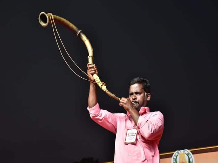 பாரம்பரிய இசைக் கருவியை வாசித்து காண்பிக்கும் இசைக்கலைஞர்.