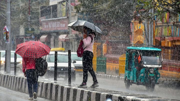 IMD Weather Update: आईएमडी ने बताया कि पश्चिमी विक्षोभ के असर के चलते 18 से 20 फरवरी पंजाब, 19 से लेकर 21 फरवरी दिल्ली, उत्तर प्रदेश, राजस्थान समेत अन्य राज्यों में बारिश की संभावना है.