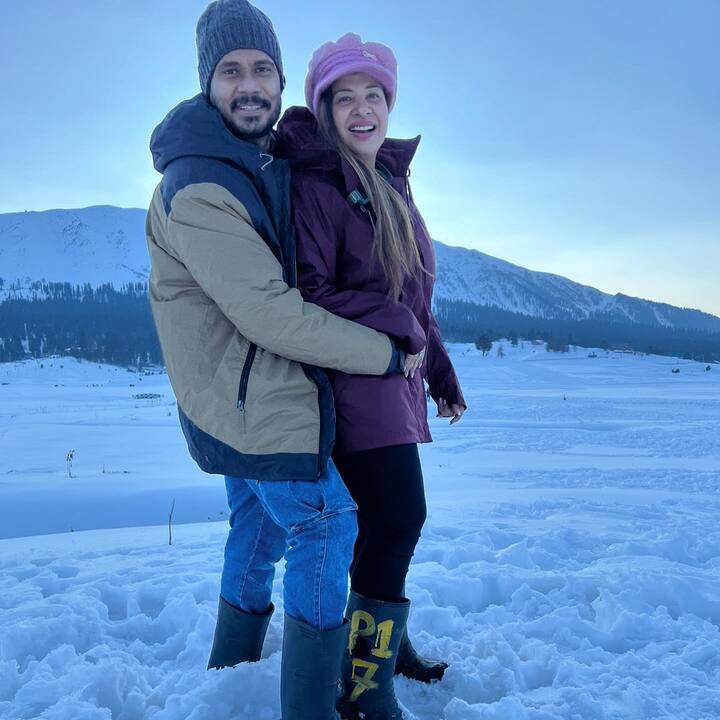बता दें संभावना और अविनाश अपनी सगाई की आठवीं सालगिराह सेलिब्रेट करने के कश्मीर पहुंचे हैं.