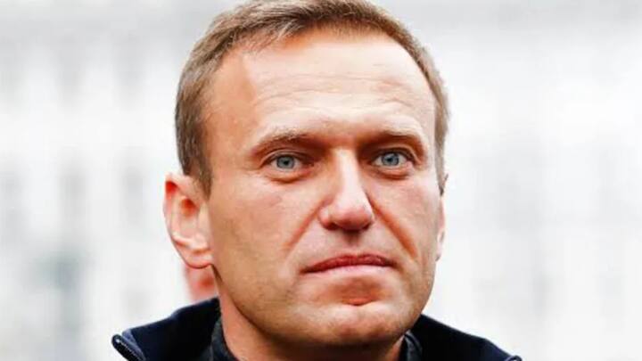 আলেক্সেই নাভালনি:  পুতিনের প্রতিদ্বন্দ্বী, পুতিনের সমালোচক আলেক্সেই নাভালনির মৃত্যু ঘিরে এই মুহূর্তে শোরগোল। ২০২৩ সালে জালিয়াতি মামলায় ১৯ বছরের কারাবাস দেওয়া হয় তাঁকে। আগেও দীর্ঘ সময় জেলে কেটেছে। শুক্রবার জেলের মধ্যেই রহস্যজনক ভাবে মৃত্যু হয় তাঁর। তাঁকে খুন করা হয়েছে বলেই দাবি অনুগামীদের। -ফাইল চিত্র।