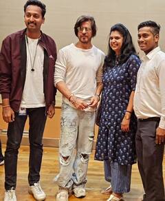 Shah Rukh Khan Pics:बेटे अबराम के स्कूल में गेस्ट बनकर पहुंचे शाहरुख खान...जमीन पर बैठकर लाडले को निहारते दिखे एक्टर, तस्वीरें वायरल