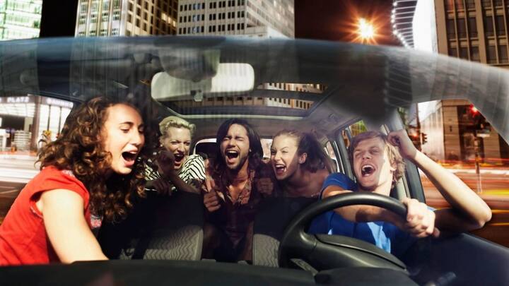 गाड़ियों में आजकल लोग गाड़ी के शीशे खोलकर खूब तेज आवाज में संगीत बजाते हैं. लेकिन नियमों के मुताबिक आप ज्यादा तेज आवाज में संगीत बजाते हैं तो फिर आपका चालान कट सकता है. वहीं आपका ड्राइविंग लाइसेंस भी जब्त हो सकता है.