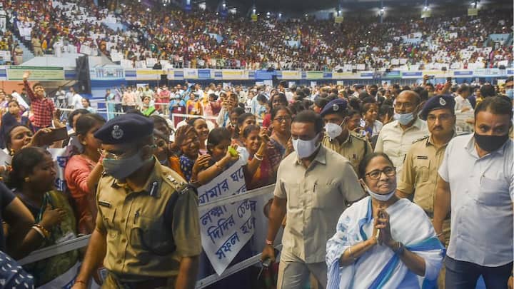 ১০ ডিসেম্বর উত্তরবঙ্গের আলিপুরদুয়ারে সরকারি প্রকল্প বিষয়ে একটি জনসভায় মমতা বন্দ্যোপাধ্যায় এ বিষয়ে খোলসা করেছিলেন, লক্ষ্মীর ভান্ডার কতজন পাবেন, কতদিন যাবৎ পাবেন তা নিয়ে স্পষ্ট জানান মুখ্যমন্ত্রী। ছবি- পিটিআই
