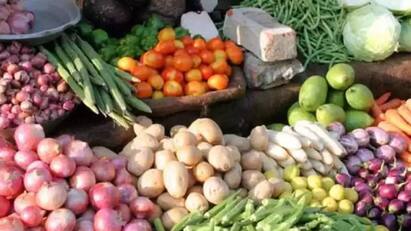 Vegetables price list february 19 2024 chennai koyambedu market Vegetable Price: வாரத்தில் முதல் நாளே இப்படியா? ஏற்ற இறக்கத்தில் காய்கறிகளின் விலை.. இன்றைய பட்டியல் இதோ..