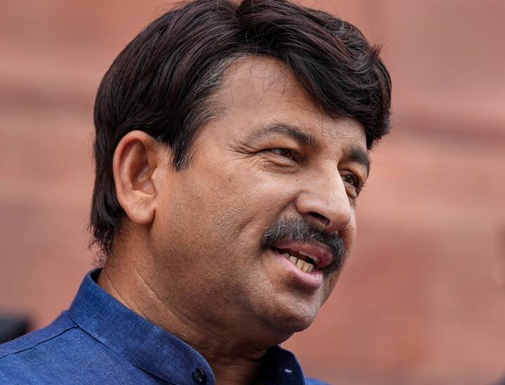 दिल्ली के सीएम अरविंद केजरीवाल को लेकर जब मनोज तिवारी से सवाल किया गया कि अरविंद केजरीवाल कहते हैं कि वो नरेंद्र मोदी के खिलाफ सबसे बड़े चेहरा हैं और बीजेपी उन्हें पार्टी में लाना चाहती है तो आप इस पर क्या कहते हैं? इस पर मनोज तिवारी ने कहा कि जिस दिल्ली में वो सीएम के रूप में आशा जगाकर आए थे, आज उसी दिल्ली में सब लोग सोच रहे हैं कि अरविंद केजरीवाल को जेल भेजो.