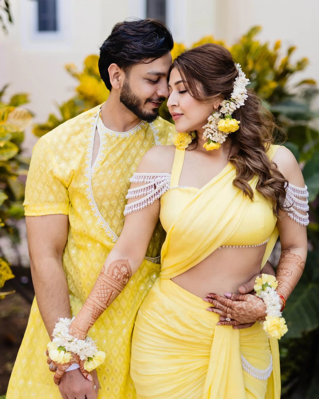 Sonarika Bhadoriya : హల్దీ వేడుకల్లో సోనారిక.. పువ్వుల అలంకరణలో బ్యూటీఫుల్​గా ఉన్న హీరోయిన్