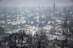 Kashmir Snowfall: कश्मीर के कई इलाकों में भारी बर्फबारी, तस्वीरों में देखें खूबसूरत नजारा