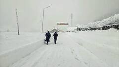 Jammu Kashmir Snowfall: जम्मू कश्मीर में फिर बदला मौसम, घाटी में बर्फ की सफेद चादर, देखें तस्वीरें