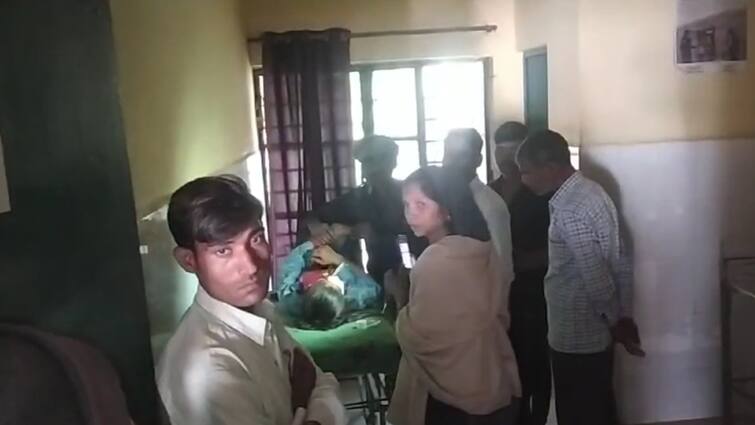 Kanpur dehat CHC video viral of injured patients being treated in mobile light ann Kanpur News: कानपुर सीएचसी में खुली स्वास्थ्य सेवाओं की पोल, मोबाइल की रोशनी घायल महिला का इलाज