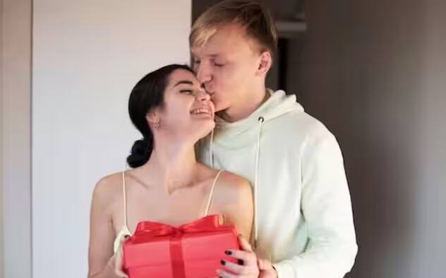 ઘણી વખત કપલ્સ આવી આલીશાન હોટેલ બુક કરાવે છે, જેમાં લક્ઝુરિયસ રૂમ, સ્વિમિંગ પૂલ, સ્પા, જિમ જેવી સુવિધાઓ હોય છે, જેના કારણે તેમને રૂમ અને હોટેલ છોડવાનું મન થતું નથી.