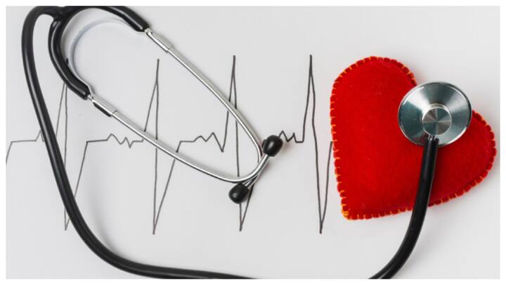 सुबह के समय हार्ट अटैक का खतरा ज्यादा होने के पीछे कई वैज्ञानिक कारण हैं. सबसे पहले, जब हम सोकर उठते हैं, तब हमारे शरीर में कोर्टिसोल नामक हार्मोन का स्तर बढ़ जाता है. कोर्टिसोल, जिसे 'स्ट्रेस हार्मोन' भी कहा जाता है, रक्तचाप को बढ़ाता है और हृदय को अधिक मेहनत करने के लिए मजबूर करता है.