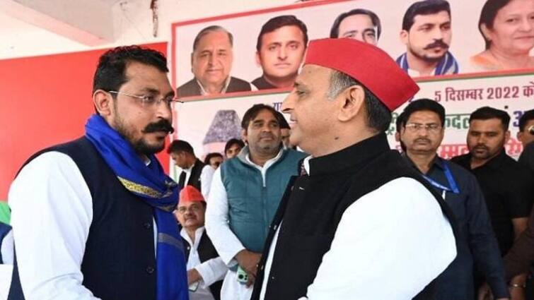 UP Politics Akhilesh Yadav and Chandrashekhar united on this issue against Yogi government up police up ro aro paper leak UP Politics: योगी सरकार के खिलाफ इस मुद्दे पर एकजुट हुए अखिलेश यादव और चंद्रशेखर, लगाए गंभीर आरोप