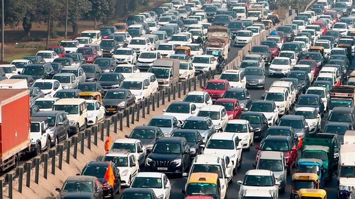 लेकिन गाड़ी चलाते वक्त नियमों की अनदेखी करने पर सजा का प्रावधान है. इसमें आर्थिक जुर्माना तो है ही. इसके साथ ही कुछ मौकों पर आपका ड्राइविंग लाइसेंस जब्त भी कर लिया जाता है. आइये जानते हैं किन गलतियों के चलते आपका ड्राइविंग लाइसेंस जब्त हो सकता है.