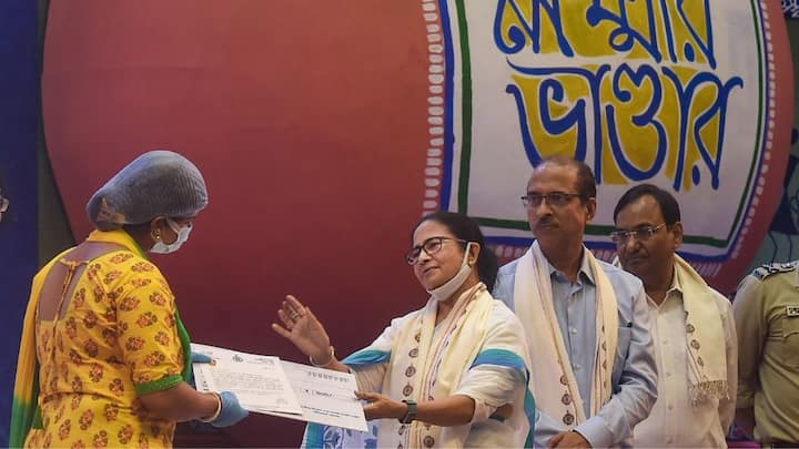 এর মাধ্যমে সাধারণ সম্প্রদায়ের মহিলাদের মাসে ৫০০ টাকা এবং তপশিলি জাতি ও তপশিলি উপজাতি সম্প্রদায়ের মহিলাদের মাসে ১০০০ টাকা করে দেওয়া হয় সরকারি তরফে। ছবি- পিটিআই