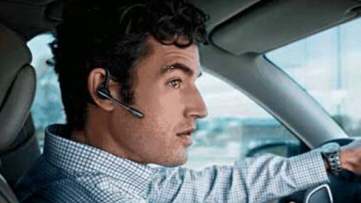 लोग आजकल बहुत व्यस्त रहते हैं. ऐसे में लोग गाड़ी चलाते वक्त फन पर बात भी कर लेते हैं. कभी कभार लोग ब्लूटूथ के जरिए गाड़ी चलाते वक्त खूब बात करते हैं. ऐसे में आपका चालान भी कट सकता है. इसके साथ ही इविंग लाइसेंस भी जब्त हो सकता है.