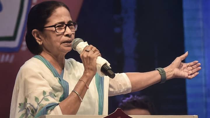 মমতা বন্দ্যোপাধ্যায় জানান যে একই পরিবারে যে কয়জন মহিলা থাকুন না কেন, তাঁরা যথাযথভাবে আবেদন করলে এবং সেই আবেদনপত্র যাচাই হলে সকলেই সমানভাবে লক্ষ্মীর ভাণ্ডারের টাকা পাবেন। ছবি- পিটিআই