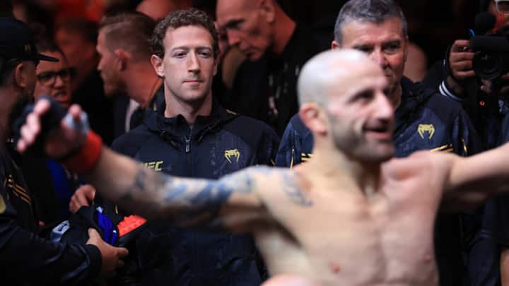 Alexander Volkanovski of Australia prepares to face Ilia Topuria in their featherweight title fight as Mark Zuckerberg looks on during UFC 298. (Image Source: Getty)