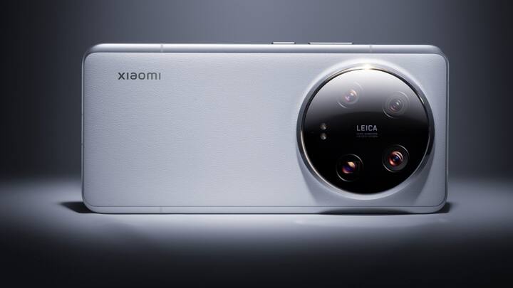 गोल कैमरा मॉड्यूल वाली यह पिक्चर Xiaomi 14 Ultra की है. इस फोन को Xiaomi 14 के साथ MWC 2024 इवेंट के दौरान ग्लोबल मार्केट में तो लॉन्च किया जाएगा, लेकिन इंडिया में इस फोन की लॉन्च डिटेल अभी तक सामने नहीं आई है. इस फोन में 6.7 इंच की 120Hz रिफ्रेश रेट वाली QHD+ LTPO AMOLED डिस्प्ले, Snapdragon 8 Gen 3 SoC चिपसेट, 50MP+50MP+50MP रियर कैमरा, 32MP फ्रंट कैमरा, Android 14 पर बेस्ड HyperOS, 5300mAh की बैटरी, 90W वायर्ड चार्जिंग, 50W वायरलैस चार्जिंग सपोर्ट समेत कई खास फीचर्स दिए जा सकते हैं.