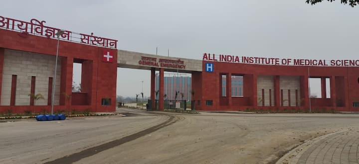 अपने जम्मू दौरे के दौरान प्रधानमंत्री नरेंद्र मोदी अखिल भारतीय आयुर्विज्ञान संस्थान (एम्स) जम्मू का उद्घाटन मंगलवार 20 फरवरी को करेंगे जो 226.84 एकड़ में फैला हुआ है.