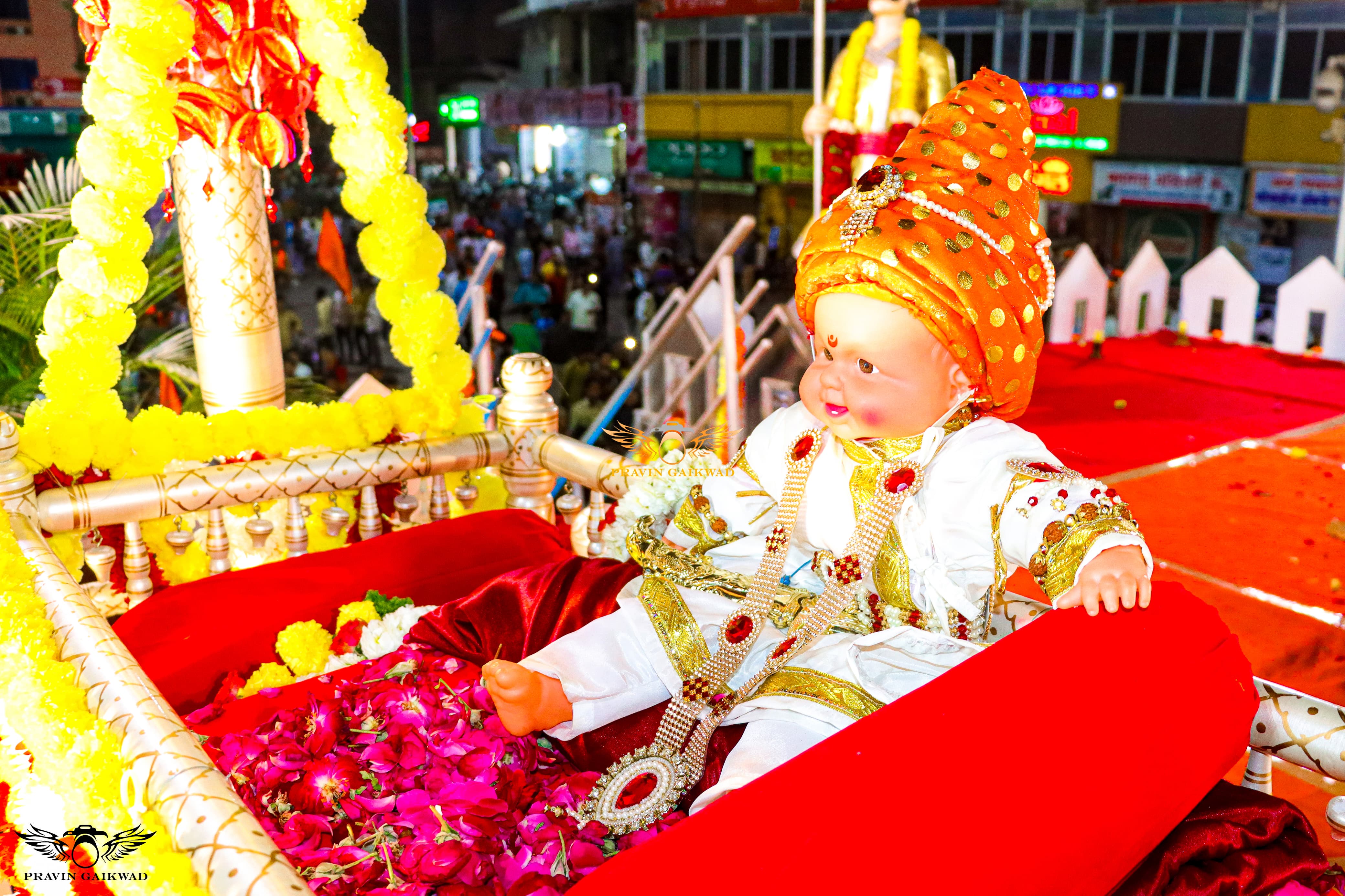 Shiv Jayanti 2024 : आज उगवला सूर्य नभी नव्या नवलाईचा! झुलवा पाळणा, पाळणा, बाळ शिवाजीचा...