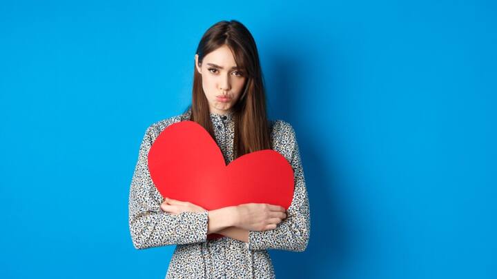 अगर आप अपने पार्टनर या किसी खास व्यक्ति से दूर हैं और इस मिसिंग डे पर उन्हें बताना चाहते हैं कि आप उन्हें कितना याद करते हैं, तो आप उन्हें फोन के जरिए एक मिसिंग डे की शुभकामना देकर अपनी भावनाओं को महसूस करा सकते हैं.