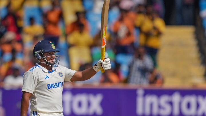 भारत के लिए अपना टेस्ट डेब्यू करने वाले सरफराज खान के लिए यह मुकाबला यादगार बन गया. अपने डेब्यू टेस्ट में सरफराज ने शानदार परिपक्वता दिखाई. पहली पारी में सरफराज ने 62 तो दूसरी पारी में तेज तर्रार 68 रनों की अर्धशतकीय पारी खेली.