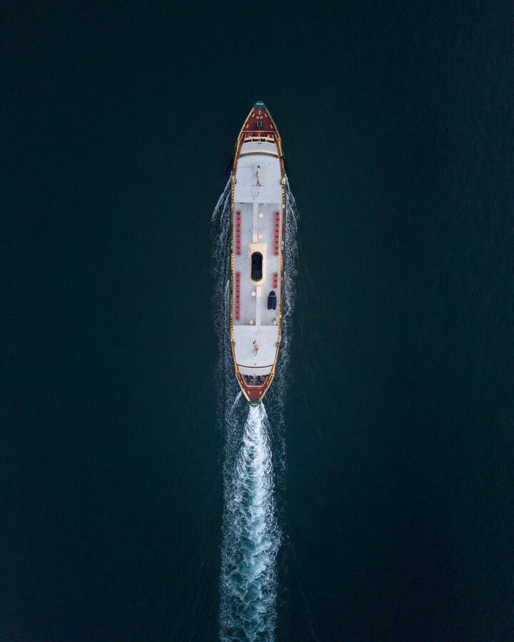 वहीं यदि किसी हवाई जहाज में फ्यूल खत्म हो जाए तो वो आकर जमीन पर धराशाई हो सकता है, लेकिन जहाजों के साथ ऐसा नहीं होता.