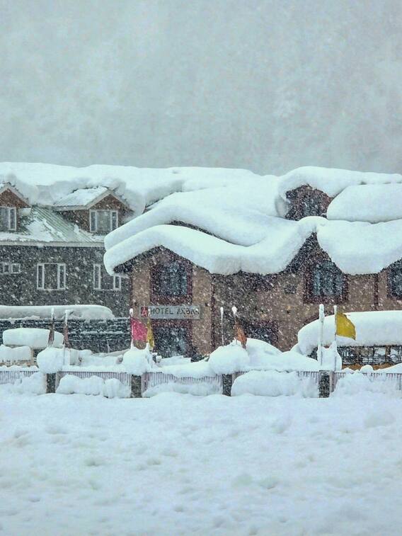 Photos: कहीं बारिश तो कहीं बर्फबारी, कश्मीर में यूं बदला मौसम
