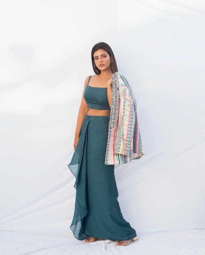కోలివుడ్​లో ప్రామిసింగ్ యాక్టర్​గా పేరు సంపాదించుకున్నఐశ్వర్య తెలుగుమ్మాయి. కానీ తన నటనతో ఆమె నిజంగానే తమిళ స్టార్​ అనే రేంజ్​లో నటిస్తూ అభిమానులను సంపాదించుకుంది. (Images Source : Instagram/aishwaryarajessh)