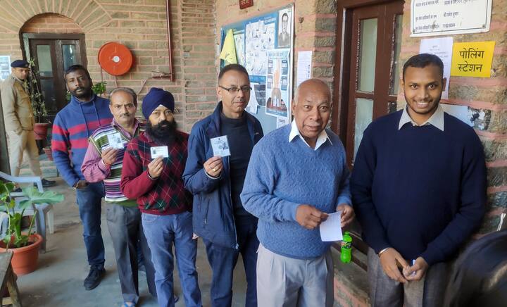 हालांकि कुछ सरकारी योजनाएं ऐसी हैं, जिनका काम आचार संहिता लागू होने के बावजूद नहीं रुकता है और लोगों को इनका लाभ मिलता रहता है.