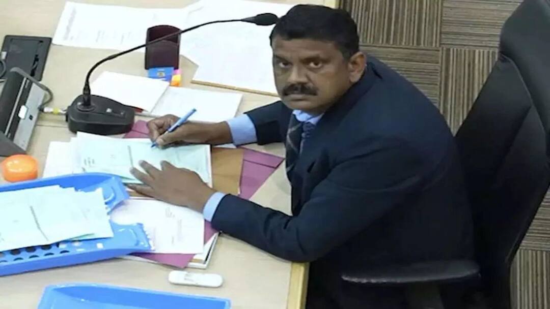 Chandigarh Mayor Polls Supreme Court said that Anil Masih returning officer in Chandigarh Mayor election has to be prosecuted as he was interfering with the election process bjp aap Chandigarh Mayor Polls : होय, मी मतपत्रिकेत खाडाखोड केली! चंदीगडच्या महापौरपदाच्या निवडणूक अधिकाऱ्यावर खटला चालणार; सुप्रीम कोर्टाकडून ताशेरे